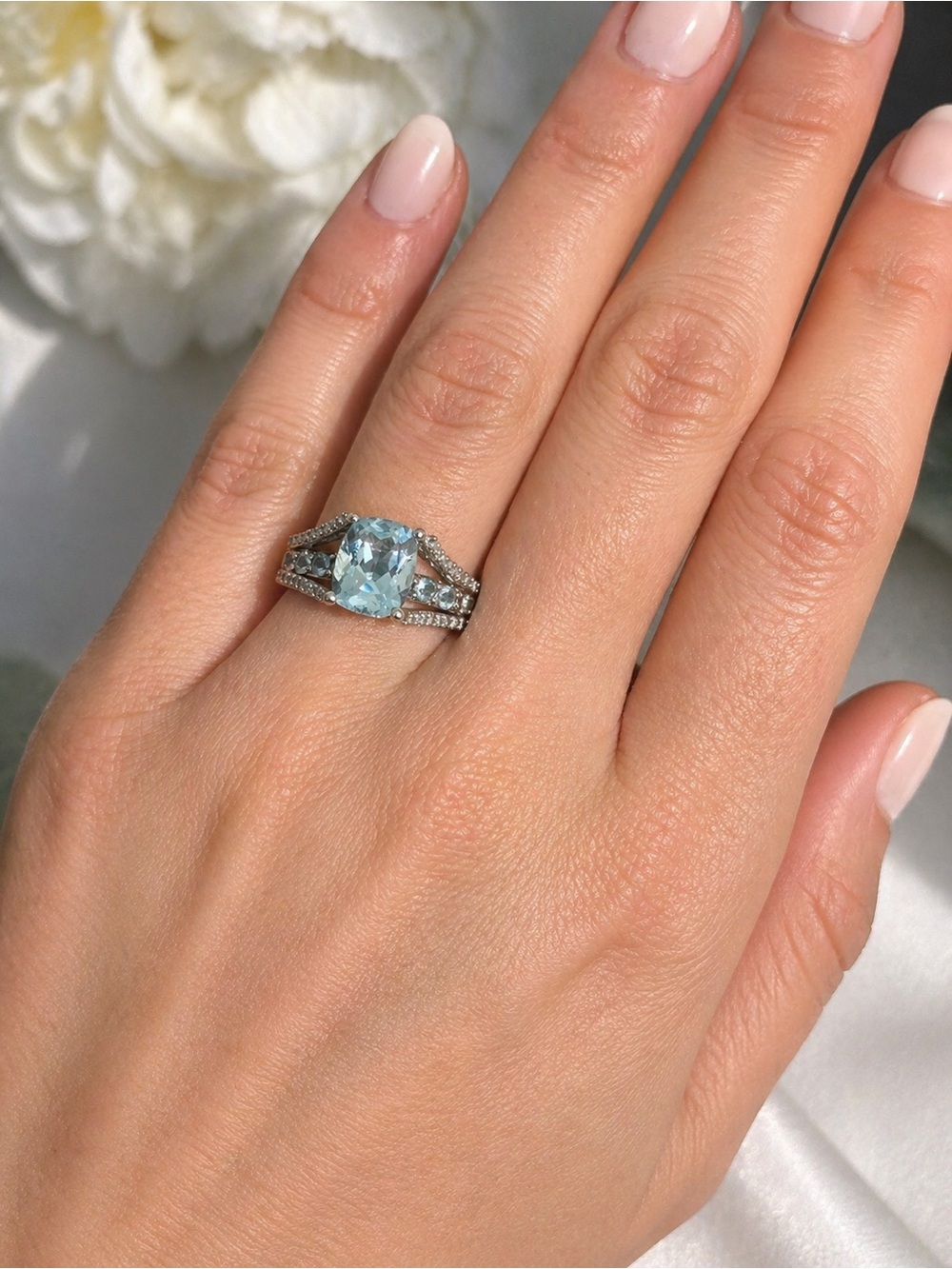 Elegant 14K Aquamarine and Diamonds Ring